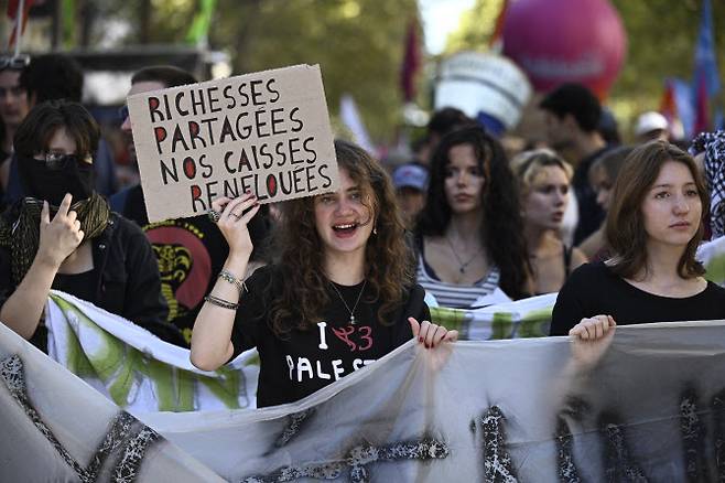 프랑스 시위대가 18일(현지시간) 파리에서 전국적인 파업과 시위에 참여하고 있다. 이번 파업과 시위는 프랑스 국가 예산을 둘러싸고 노조들이 촉발한 것이다.(사진=AFP)