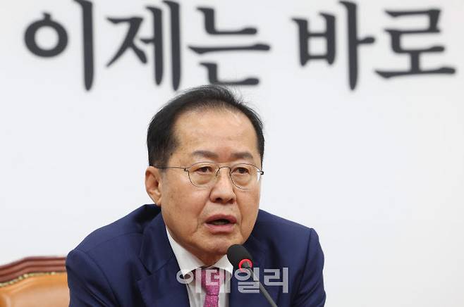 [이데일리 노진환 기자] 제21대 대통령선거에 출마 선언을 앞둔 홍준표 전 대구시장이 14일 오전 서울 여의도 국회에서 권영세 비대위원장과 면담하며 발언하고 있다.