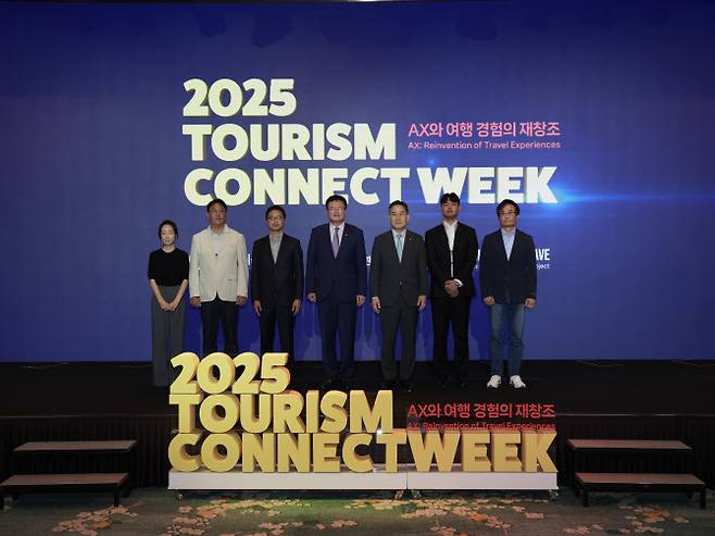 문화체육관광부 김대현 제2차관(왼쪽 네 번째)이 23일 소피텔 앰배서더 서울에서 열린 ‘2025 관광기업 이음주간’ 개막식에서 관계자들과 기념촬영을 하고 있다. (사진=문체부)