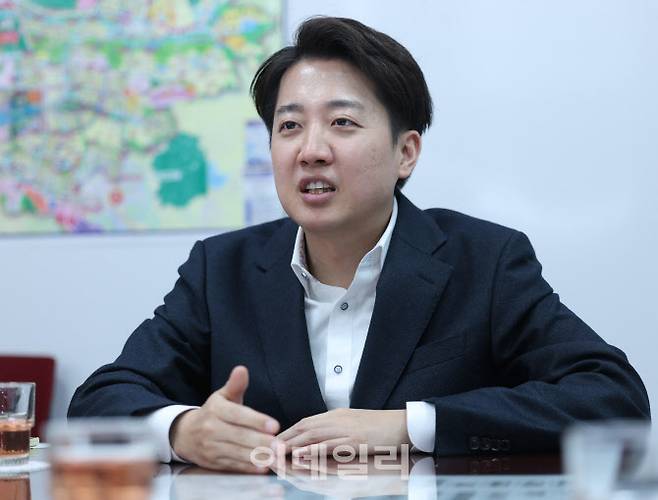 [이데일리 노진환 기자] 이준석 개혁신당 대선 후보가 24일 서울 여의도 국회 의원회관에서 이데일리와 인터뷰를 하고 있다.