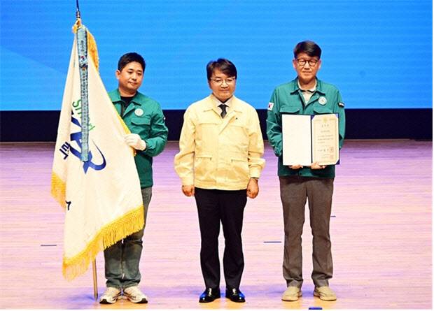 전력거래소는 22일 인천글로벌 캠퍼스에서 열린 제50주년 민방위대 창설 기념행사에서 ‘2025년 민방위대 우수기관 국무총리 표창’을 수상했다. 사진 왼쪽부터 전력거래소 김현욱 차장, 행정안전부 김광용 재난안전관리 본부장, 전력거래소 이강재 안전보안처장 모습. (사진=전력거래소)