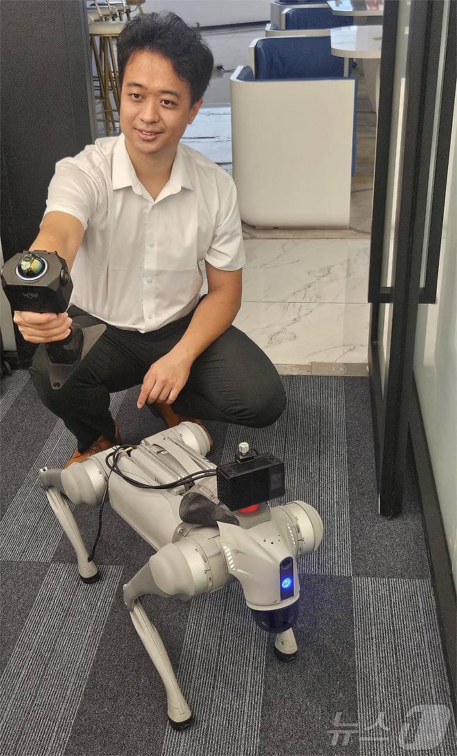 류싱커지 관계자가 광둥성 선전에 위치한 본사에서 자사의 오딘1(왼쪽)과 포켓2를 시현하고 있다. ⓒ News1 정은지 특파원