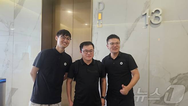 왼쪽부터 친여우밍 류싱커지 창업자 겸 CEO, 장푸 홍콩대 기계공학과 마스 실험실 교수, 쉬웨이 류싱커지 CTO. ⓒ News1 정은지 특파원