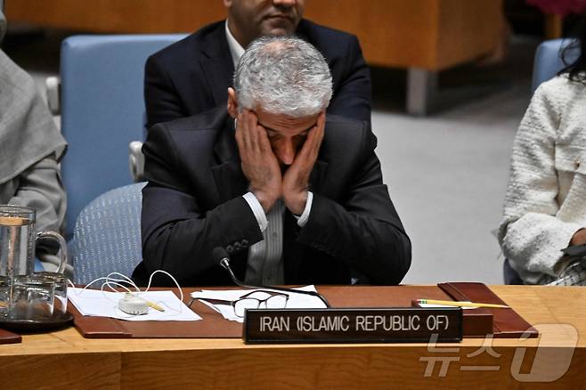 아미르 사이드 이라바니 유엔 주재 이란 대표가 2025년 6월 24일(현지시간) 뉴욕 유엔 본부에서 열린 이스라엘-이란 분쟁 관련 유엔 안전보장이사회 회의에서 두 손으로 얼굴을 감싸고 있다. 2025.06.24. ⓒ AFP=뉴스1 ⓒ News1 권영미 기자