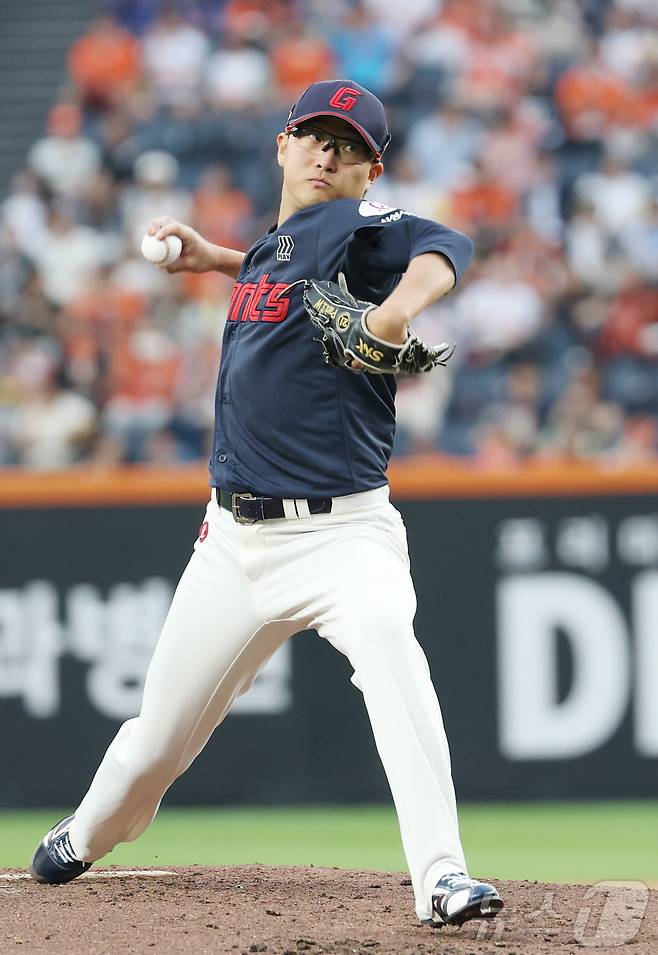 23일 대전 한화생명볼파크에서 열린 '2025 신한 SOL 뱅크 KBO리그' 프로야구 한화 이글스와 롯데 자이언츠 경기에서 롯데 선발 박세웅이 투구하고 있다 2025.5.23/뉴스1 ⓒ News1 김기남 기자