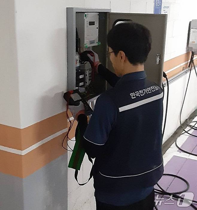 은평구 관계자가 전기차 충전시설 하반기 특별 안전 점검 시행 하는 모습