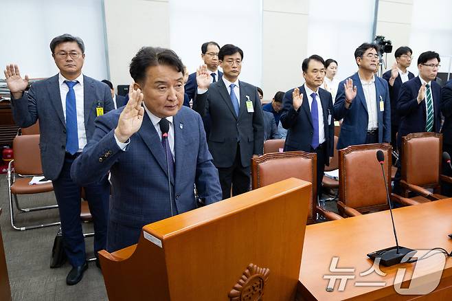 김영환 충북도지사를 비롯한 출석 증인들이 23일 서울 여의도 국회에서 열린 제429회 국회(정기회) 행정안전위원회의 오송 지하차도 참사 진상규명과 재발방지 대책마련을 위한 국정조사 청문회에서 증인선서를 하고 있다. 2025.9.23/뉴스1 ⓒ News1 유승관 기자