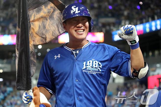 23일 오후 대구 수성구 삼성라이온즈파크에서 열린 프로야구 '2025 신한 SOL뱅크 KBO 리그' 두산 베어스와 삼성 라이온즈 경기, 6회말 삼성 6번타자 이성규가 좌월 1점 홈런을 때려 경기를 역전시킨 뒤 기뻐하고 있다. 2025.9.23/뉴스1 ⓒ News1 공정식 기자