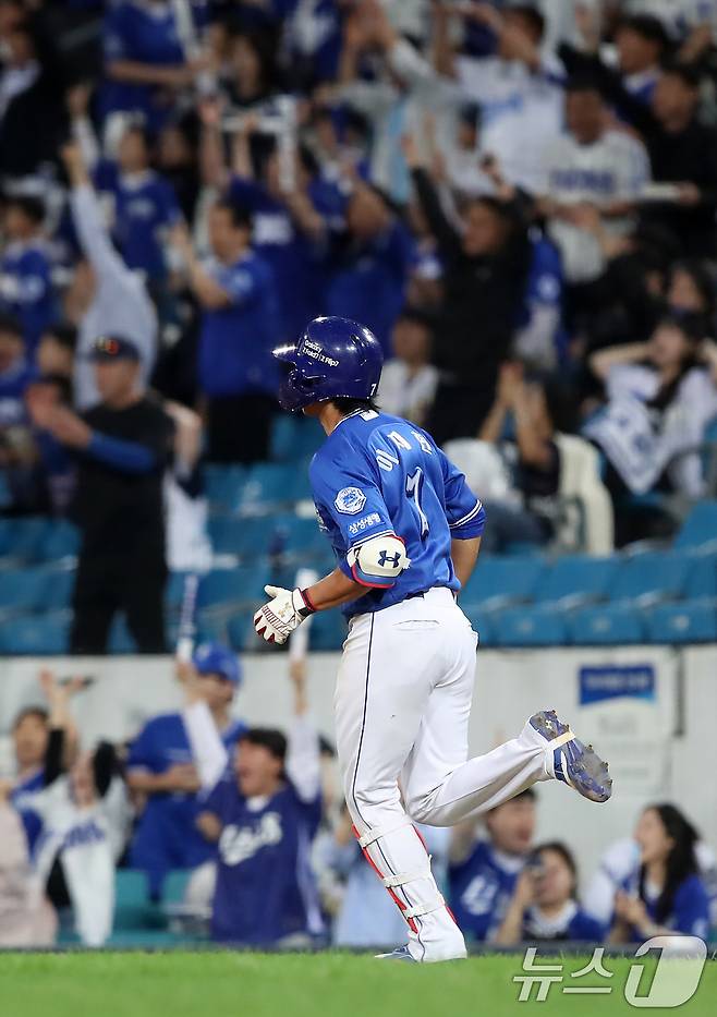23일 오후 대구 수성구 삼성라이온즈파크에서 열린 프로야구 '2025 신한 SOL뱅크 KBO 리그' 두산 베어스와 삼성 라이온즈 경기, 3회말 1사 1루 상황 삼성 1번타자 이재현이 두산 콜어빈을 상대로 좌월 2점 홈런을 때린 뒤 홈으로 달리고 있다. 2025.9.23/뉴스1 ⓒ News1 공정식 기자