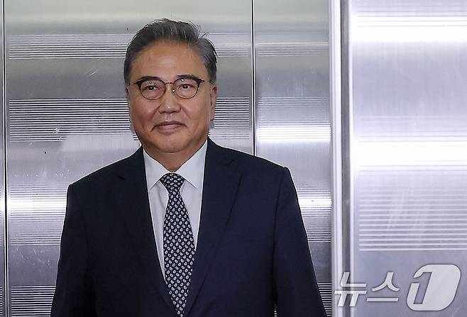 박진 전 외교부 장관이 23일 서울 서초구 순직 해병 특검(특별검사 이명현) 사무실에 참고인 조사를 받기 위해 출석하고 있다. 2025.9.23/뉴스1 ⓒ News1 김성진 기자