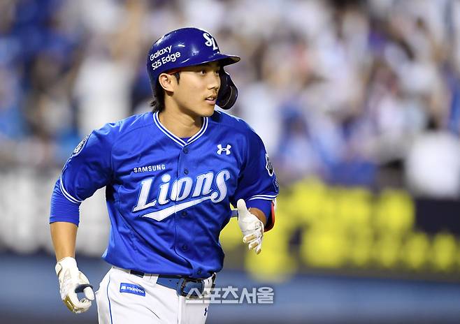 삼성 이재현이 잠실구장에서 열린 2025 KBO리그 두산과 경기에서 만루포를 때린 후 베이스를 돌고 있다. 잠실 | 박진업 기자 upandup@sportsseoul.com