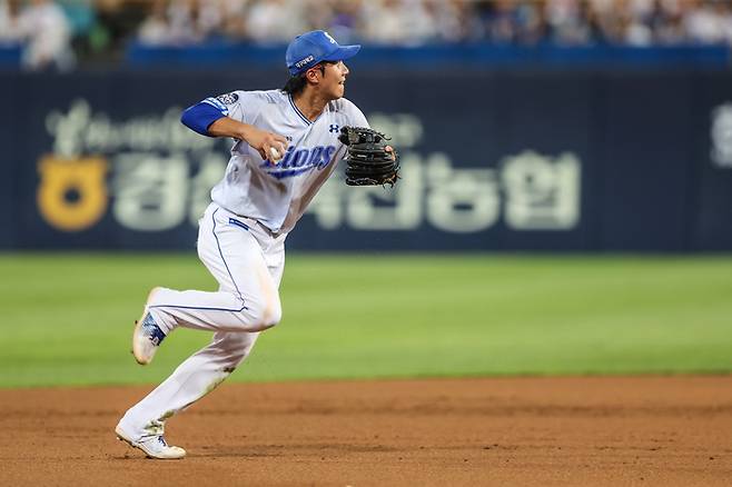 삼성 이재현이 대구삼성라이온즈파크에서 열린 2025 KBO리그 키움과 경기에서 땅볼을 처리하고 있다. 사진 | 삼성 라이온즈