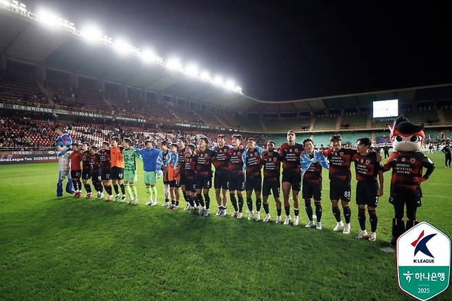 포항 선수들이 제주전에서 승리한 뒤 단체 세리머니를 펼치고 있다. 사진 | 한국프로축구연맹
