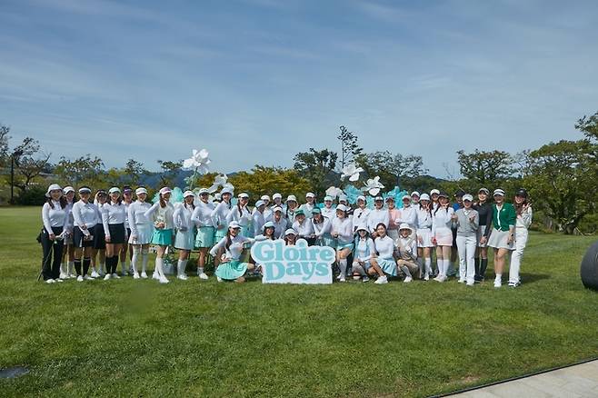 ‘글로리 데이즈’ 참가자들이 단체 사진을 촬영하고 있다. 사진 | 테일러메이드