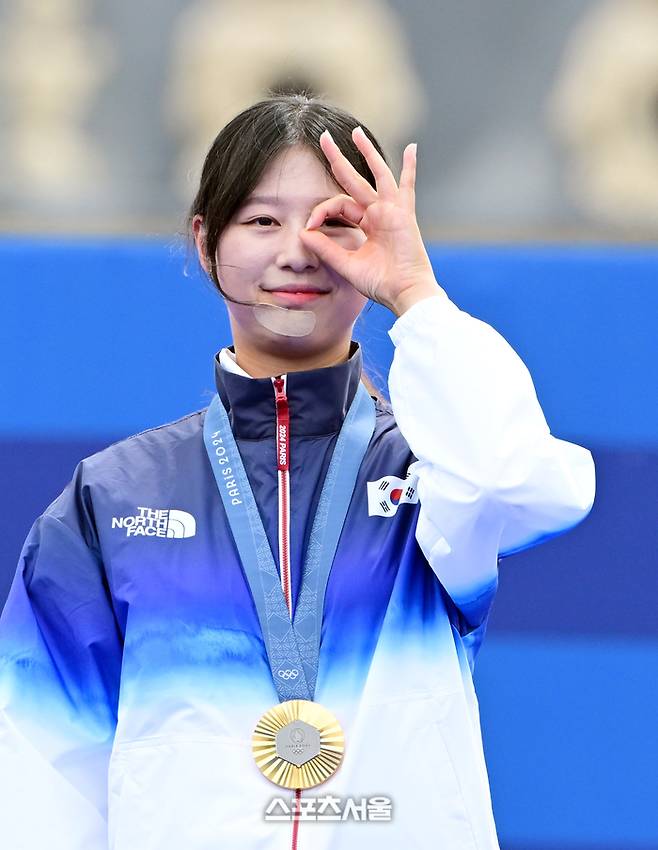 양궁 국가대표 임시현이  프랑스 파리 앵발리드에서 열린 파리올림픽 양궁 여자 개인전에서 금메달을 따며 3관왕에 오른 뒤 시상대 위에서 세리머니를 하고 있다. 2024. 8. 3.  파리 | 박진업 기자 upandup@sportsseoul.com