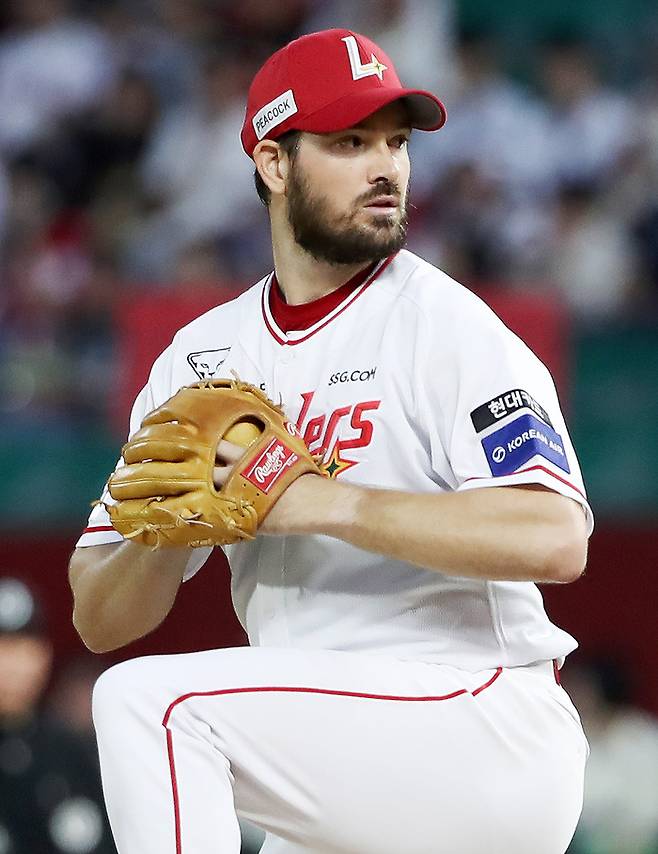 SSG 앤더슨이 22일 인천SSG랜더스필드에서 열린 2025 KBO리그 정규시즌 두산전에서 역투하고 있다. 사진 | SSG 랜더스