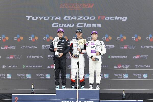 지난 21일 전남 영암군 코리아인터내셔널서킷(KIC)에서 열린 '2025 오네 슈퍼레이스 챔피언십' 토요타 가주 레이싱 6000클래스 7라운드에서 금호타이어가 후원하는 '금호 SL 모터스포츠팀' 이창욱 선수(가운데)가 1위를 차지했다. /사진=금호타이어