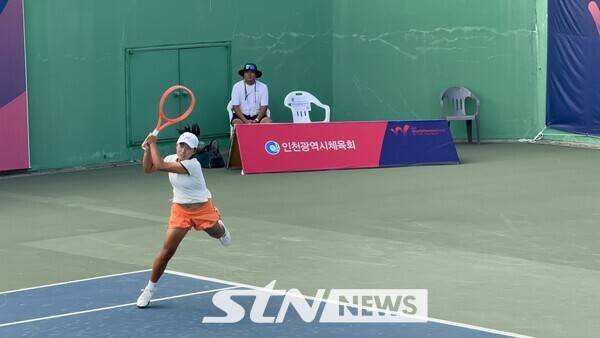 최서윤이 23일 인천에 위치한 열우물 테니스장에서 열린 '2025 국제테니스연맹(ITF) KMJ 아트갤러리컵 인천 여자국제테니스투어' 32강 경기를 치르고 있다. /사진(인천)=강의택 기자