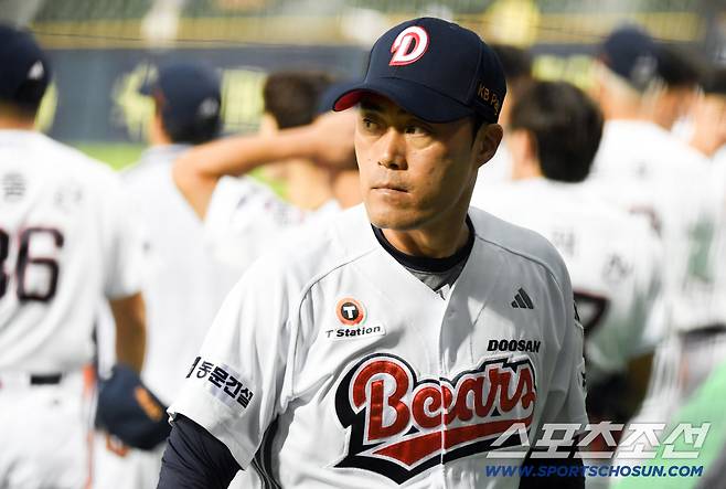 16일 잠실구장에서 열린 두산 베어스와 키움 히어로즈의 경기. 두산 조성환 감독대행이 경기를 준비하고 있다. 잠실=박재만 기자 pjm@sportschosun.com/2025.09.16/
