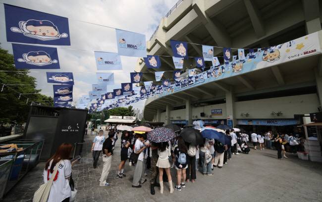 두산베어스 팬들이 지난해 6월8일 잠실야구장 내에 설치된 팝업스토어에서 '망그러진곰' 콜라보 굿즈를 구매하기 위해 긴 줄을 서고 있다. 사진제공=두산 베어스