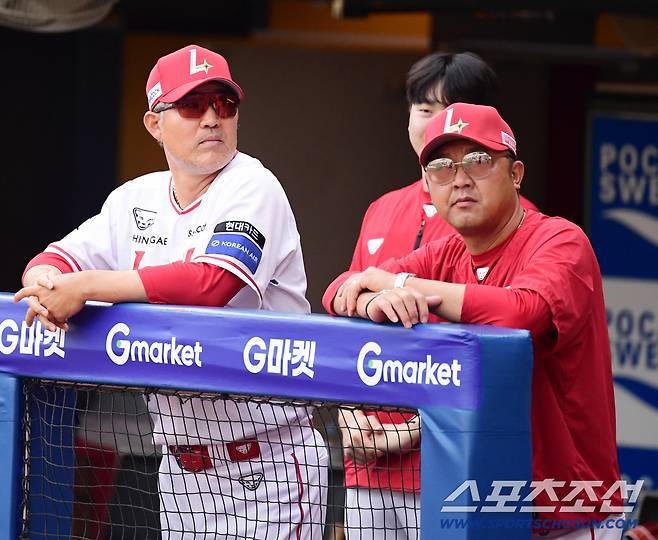 6일 인천 SSG랜더스필드에서 열린 SSG와 삼성의 경기. 경기를 준비하는 SSG 이숭용 감독, 경헌호 코치. 인천=송정헌 기자songs@sportschosun.com/2025.08.06/