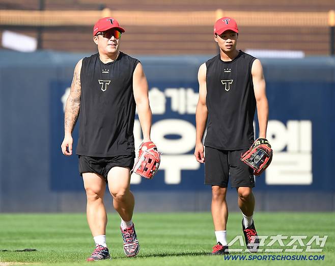 16일 광주 기아 챔피언스필드. 최형우와 박재현이 외야에서 함께 수비 훈련을 마친 후 들어오고 있다. 광주=정재근 기자 cjg@sportschosun.com/2025.9.16/
