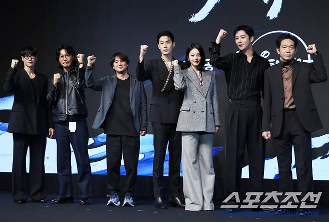 디즈니+ '탁류' 제작발표회가 23일 서울 강남구 논현동 엘리에나 호텔에서 열렸다. 김동원, 최귀환, 추창민 감독, 박서함, 신예은, 로운, 박지환이 포토타임을 갖고 있다. 논현동=박재만 기자 pjm@sportschosun.com/2025.09.23/