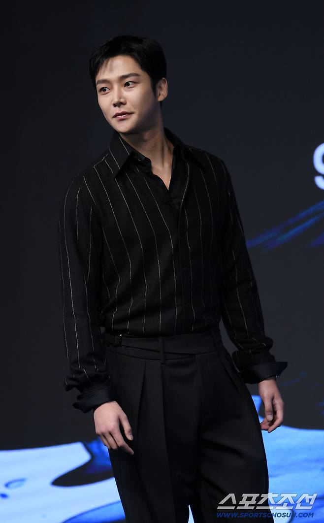 디즈니+ '탁류' 제작발표회가 23일 서울 강남구 논현동 엘리에나 호텔에서 열렸다. 로운이 포토타임을 갖고 있다. 논현동=박재만 기자 pjm@sportschosun.com/2025.09.23/