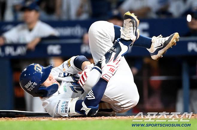 19일 창원NC파크에서 열린 롯데와 NC의 경기, 5회맣 무사 NC 최원준이 자신이 친 파울타구를 오른쪽 무릎에 맞고 고통스러워하고 있다. 창원=허상욱 기자wook@sportschosun.com/2025.09.19/