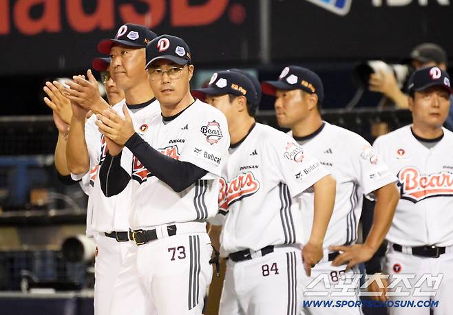 28일 잠실구장에서 열린 두산 베어스와 삼성 라이온즈의 경기. 연장 10회말 2사 1,2루 두산 안재석의 끝내기 안타로 연패를 끊은 조성환 대행이 기뻐하고 있다. 잠실=박재만 기자 pjm@sportschosun.com/2025.08.28/