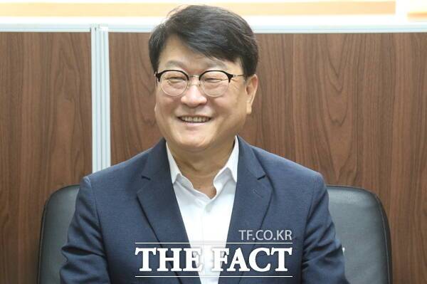 오석진 전 대전시교육청 교육국장이 22일 <더팩트>와 인터뷰를 진행하고 있다./정예준 기자