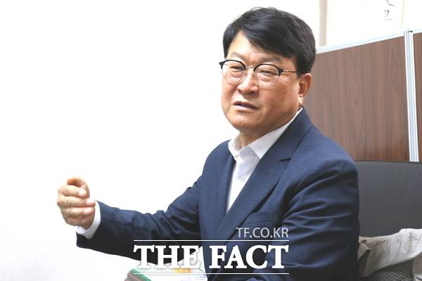 오석진 전 대전시교육청 교육국장이 22일 <더팩트>와 인터뷰를 진행하고 있다. /정예준 기자