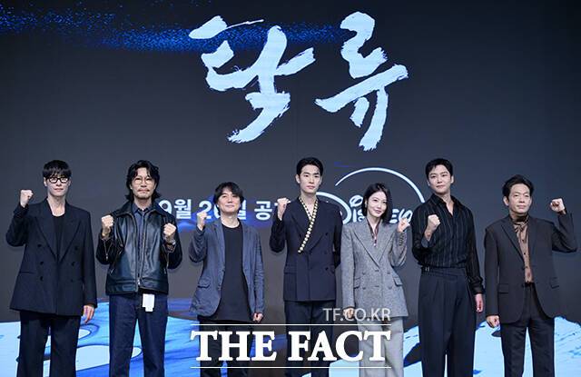 배우 김동원과 최귀화, 추창민 감독, 배우 박서함, 신예은, 로운, 박지환(왼쪽부터)이 23일 오전 서울 강남구 엘리에나 호텔에서 열린 디즈니+ 새 오리지널 시리즈 '탁류' 제작발표회에 참석해 포즈를 취하고 있다. /장윤석 기자