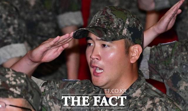 이재용 삼성전자 회장의 장남 이지호 씨가 23일 경남 창원시 진해구 해군사관학교에서 열린 제139기 해군 사관후보생 입교식에서 경례하고 있다. /뉴시스