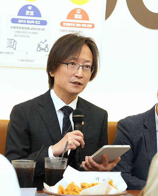 23일 서울 마포구에 있는 패스트푸드 가맹점 맘스터치에서 주병기 공정거래위원장이 가맹 업계 관계자들을 만나 현장 의견을 듣고 '가맹점주 권익강화 종합대책'을 발표했다./공정거래위원회