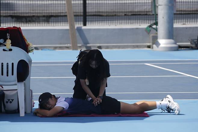 경기 도중 허리에 처치를 받고 있는 이서아