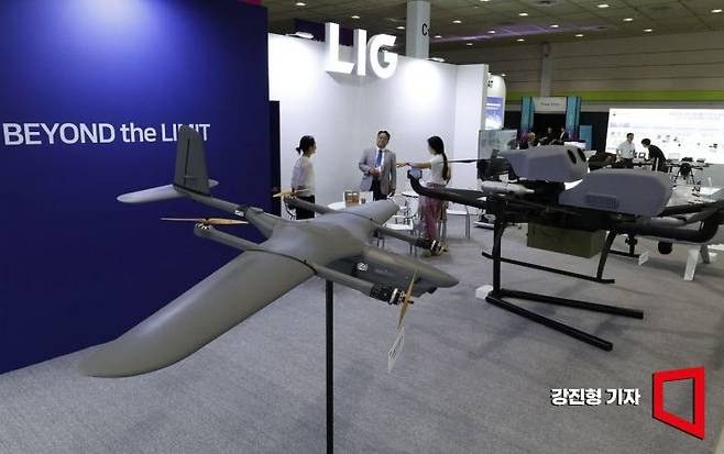 9일 서울 코엑스에서 개막한 2025 무인이동체산업엑스포에 LIG의 소형정찰, 타격 복합형 드론이 전시되어 있다. 강진형 기자