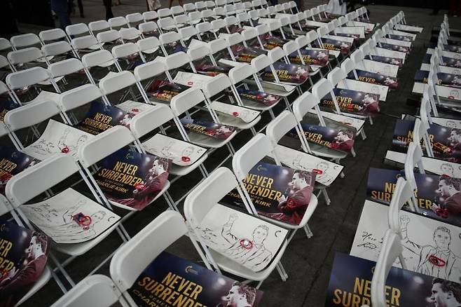 찰리 커크의 죽음을 둘러싸고 그에 대한 추모의 열기뿐 아니라 증오와 분열의 기운도 무르익고 있다. AP연합뉴스