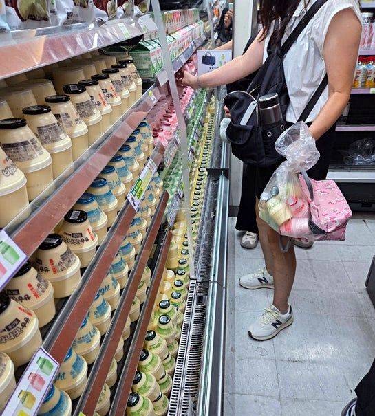 22일 CU 인천국제공항5호점에서 한 고객이 빙그레 바나나맛우유를 여러 개 사고 있다. CU