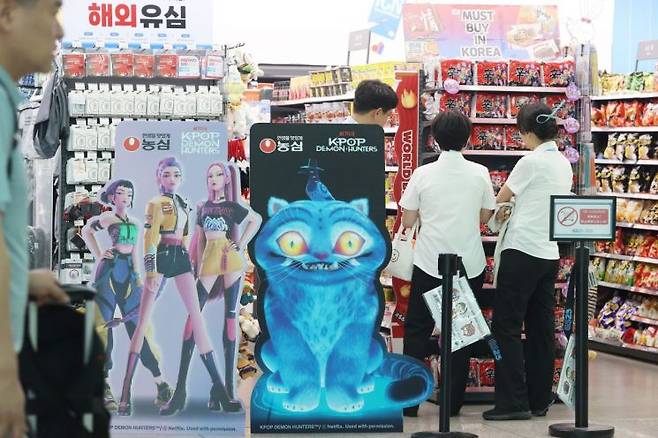 지난달 31일 인천국제공항 제2여객터미널 GS25 편의점에 영화 '케이팝 데몬 헌터스' 제품 홍보물이 장식돼 있다. 연합뉴스