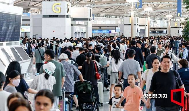 인천국제공항 제1여객터미널을 찾은 여행객들로 붐비고 있다. 아시아경제DB