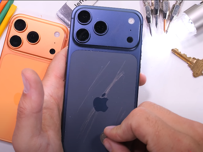 SNS와 IT 관련 유튜버 사이서도 긁힘과 관련한 리뷰가 이어지고 있다. 유튜브 채널 'JerryRigEverything'