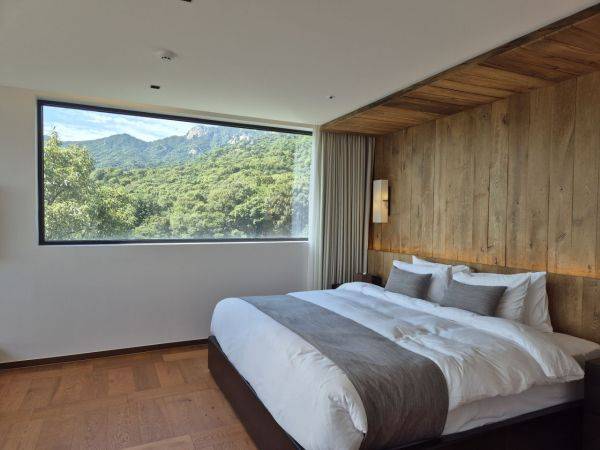 멤버십 객실 포레스트하우스 모습. 방안에서 북한산을 조망할 수 있다. 이민지 기자.