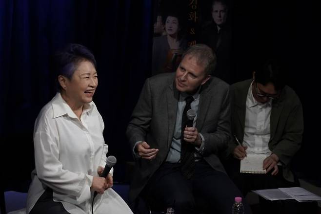 8년 만의 미국 카네기홀 공연을 앞둔 바이올리니스트 정경화(왼쪽)가 지난 18일 피아니스트 케빈 케너와 함께한 기자간담회에서 활짝 웃고 있다.  [사진 제공= 크레디아]