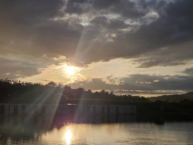 아침 최저 14도 선선… 미세먼지 농도 전국 ‘좋음’ [오늘날씨]=오늘(23일) 날씨는 전국이 대체로 흐리겠다.오전부터 제주도에, 늦은 밤부터 남해안에 비가 시작되겠다.예상 강수량은 △서해5도 20~60mm △광주.전남, 전북 10~40mm △부산.울산.경남, 대구.경북, 울릉도.독도 10~40mm △부산.울산.경남 10~40mm △제주도 10~60mm로 관측된다.아침까지 강원산지에는 낮은 구름대의 영향으로 가시거리 1km 미만의 안개가 끼는 곳이 있겠다.미세먼지 농도는 전국 대부분 지역에서 ‘좋음’ 수준을 보이겠다.