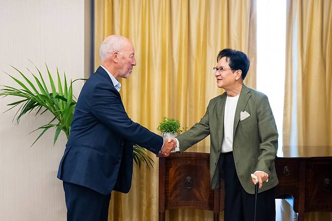 지난 9일부터 열흘 동안 지주사와 계열사 주요 경영진과 함께 영국을 방문한 이재현(오른쪽) CJ그룹 회장이 초대 국제올림픽위원회(IOC) 마케팅 국장을 지낸 마이클 페인 '페인 스포츠 미디어 스트래티지스' 대표를 만나 스포츠 마케팅 활용 전략을 논의했다. /CJ그룹