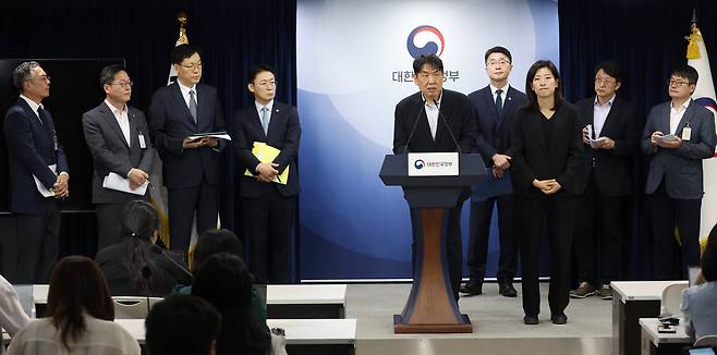 <YONHAP PHOTO-3124> 경위 설명하는 KT 네트워크기술본부장    (서울=연합뉴스) 신준희 기자 = 19일 서울 종로구 정부서울청사에서 열린 해킹 대응을 위한 과기정통부-금융위 합동 브리핑에서 구재형 KT 네트워크기술본부장이 사고 경위를 설명하고 있다. 왼쪽은 금융위원회와 롯데카드 관계자. 2025.9.19    hama@yna.co.kr/2025-09-19 10:46:48/<저작권자 ⓒ 1980-2025 ㈜연합뉴스. 무단 전재 재배포 금지, AI 학습 및 활용 금지>