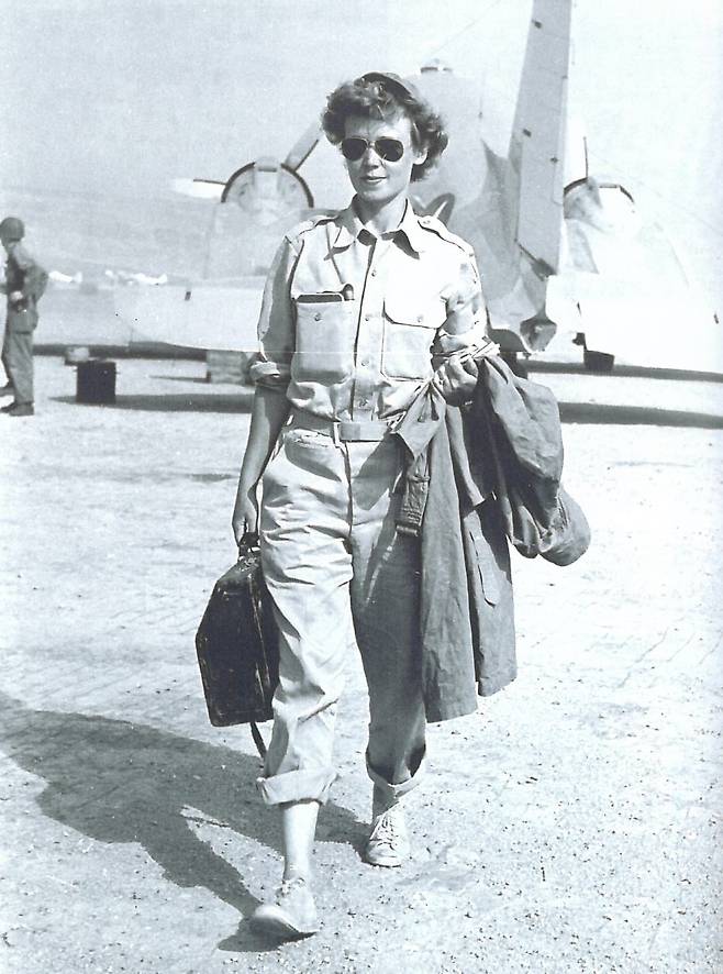 수원비행장에 도착한 마거리트 히긴스. 김점석 KTV 전문위원 소장. /인천시립박물관