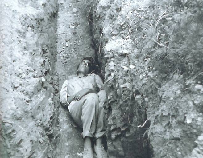 격전 현장을 취재하다가 참호 속에 잠깐 눈을 붙인 마거리트 히긴스. /인천시립박물관