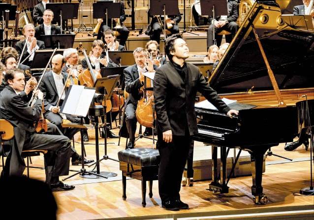 베를린 필하모닉2021년 베를린 필과 진은숙 피아노 협주곡을 협연한 김선욱.